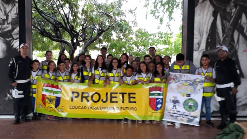   O Projeto de Educação de Trânsito na Escola (Projete), conta com aulas práticas e teóricas de trânsito, ministradas na sala de aula e na rua, para alunos do 5º ano das escolas de Mossoró e região, todas acompanhadas dos professores e de dois instrutores da DPRE, o Sargento Francisco e o Cabo Giancarlo.