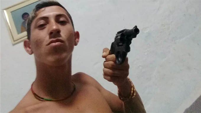 Imagem 1 -  AntÃ´nio Galdino aparece em fotografia exibindo uma arma de fogo
