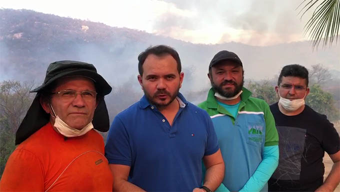Imagem 1 -  Fogo já ameaça Santuário de Nossa Senhora dos Impossíveis em Patu. O vereador João Gentil, de Mossoró, que é ambientalista, foi para Patu acompanhar pessoalmente o trabalho para apagar as chamas e enviou um relato exclusivo para o MOSSORÓ HOJE.