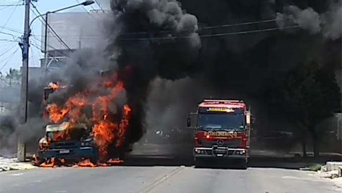   Bombeiros quando chegou ao local o fogo já havia queimado o caminhão quase todo