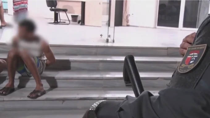   Após o atentado, uma das vítimas perseguiu os homens e um dos suspeitos foi preso pela Policia Militar.