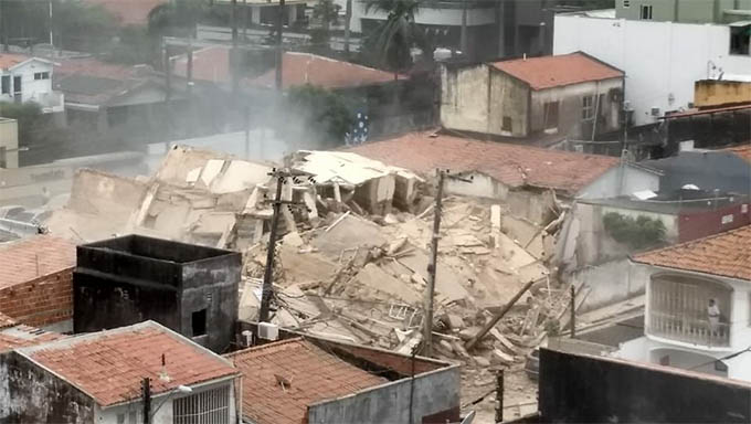   Prédio de 7 andares desaba deixando vítimas em Fortaleza; veja vídeo.