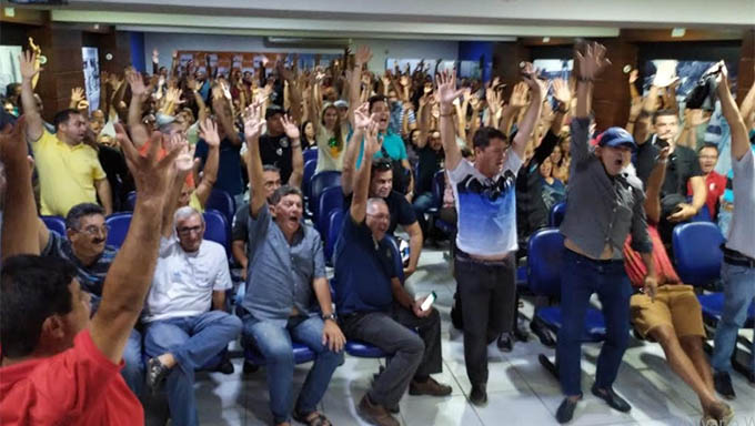   Em Assembléia, os policiais civis decidiram que não vão aceitar a proposta do governo e o Governo convidou os líderes do movimento para uma nova rodada de negociação nesta terça-feira.