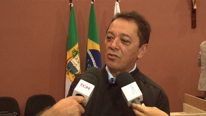   Promotor Armando Lúcio Ribeiro está inscrito para fazer a acusação do réu Rogério dos Santos acusado de matar o amigo Rogério Alves com um tiro no rosto, supostamente numa brincadeira de mal gosto
