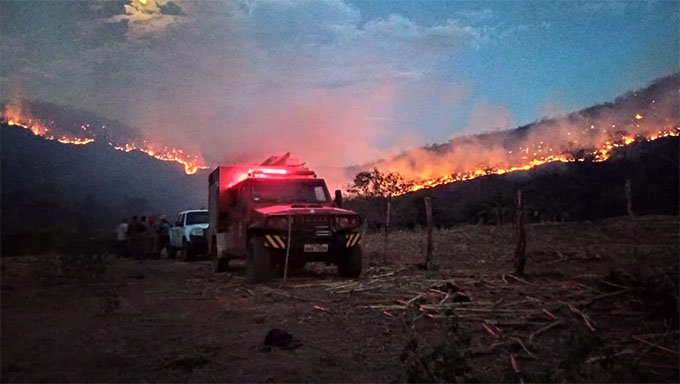   Incêndios nas serras de municípios do Oeste do Rio Grande do Norte. Bombeiros buscam maneiras de construir acesso até o local de mata fechada que está em chamas na região de Serrinha dos Pintos