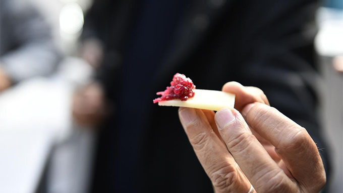   Queijo de manteiga feito na região Seridó, no RN, acompanhada por geleia de pétalas de rosa da Finlândia, foi degustado empresários na França neste domingo (17); Este foi primeiro compromisso da governadora Fátima Bezerra e do senador Jean Paul Prates na Europa. 