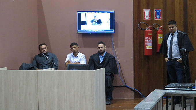   O advogado Diego Tobias de Castro Bezerra (em pé) e o colega Agacy Vieira de Melo Júnior trabalhando na defesa do réu Luis Justino, de camisa branca