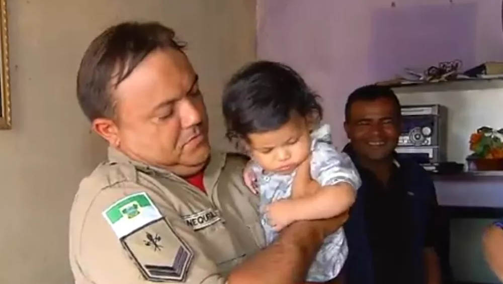   Ouça áudio do momento em que Bombeiro ajuda a salvar bebê por telefone.