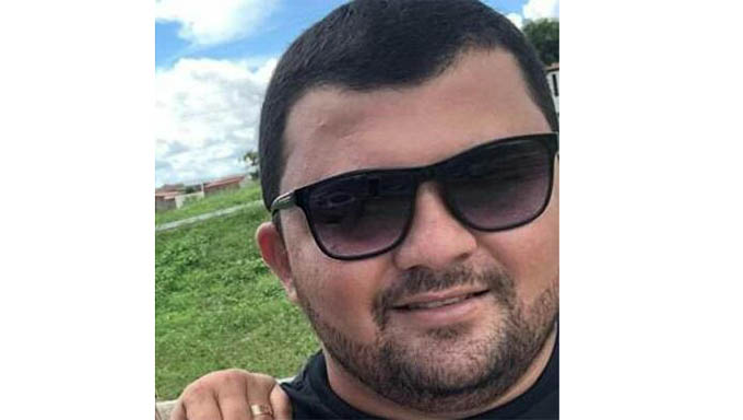   Gilberto estava marcando bingo e bebendo com a mulher Jeverlândia Oliveira quando os atiradores chegaram por trás, de cara limpa, e atiraram a queima roupa em sua cabeça. Ele morreu na hora