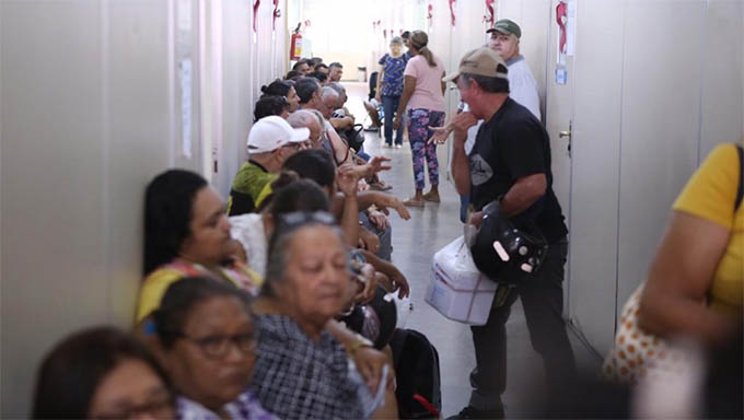  Foram distribuídas 200 fichas para pacientes com diabetes receberem insulina neste sábado, finalmente