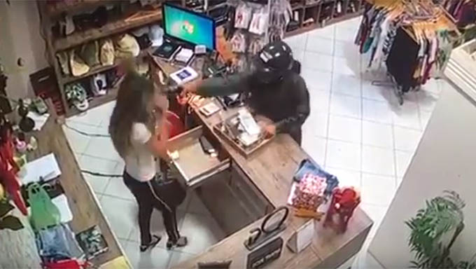   Após a vendedora Renata Raniele esvaziar o caixa, o bandido estende a mão e atira com o cano do revólver bem perto do rosto da vítima, no que a policia chama de tiro à queima roupa