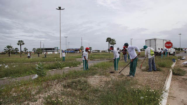   O pessoal contratado para atuação como terceirizados que trabalham na jardinagem está com salários em dia.