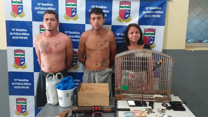   Com os investigados presos, os policiais militares apreenderam arma, drogas, dinheiro fracionado, além de um caderno com dados contábeis do tráfico de drogas