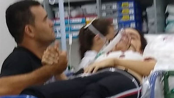   Paulo Roberto da Silva, que está sendo procurado pelo crime, aparece em fotografia segurando a mão de Renata Ranyelle, no Hospital de São Miguel, pouco tempo depois do ataque na loja Noauge
