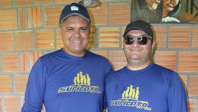   Ailton Berto (esq.) matou o amigo Tony Maia (dir.) depois que este procurou acalmá-lo numa discussão que começou devido a "tampinhas na bunda" quando cumprimentava outro amigo, de nome Maikon. Ailton e Tony eram amigos de longas datas. Se confraternizavam juntos há mais de duas décadas. Inclusive haviam fundado o Litoral Jeep Clube, local da tragédia, juntos.