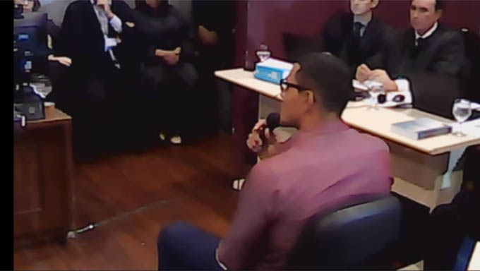   Luizinho, de costas, durante julgamento pelo assassinato do agente penitenciário federal Lucas Barbosa, quando já era condenado a 32 anos por assaltos e porte de arma; Neste julgamento, ele foi condenado novamente a 24 anos de prisão; Nesta quarta-feira, dia 4, Luizinho volta a ser julgado pela sociedade, para responder por seis tentativas de homicídio