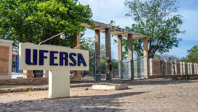   Os estudantes da Universidade Federal Rural do Semi-Árido estão acompanhando com muita atenção o desenrolar que pode vir de minuta a ser discutida na próxima reunião do Conselho Universitário sobre a escolha do próximo reitor 