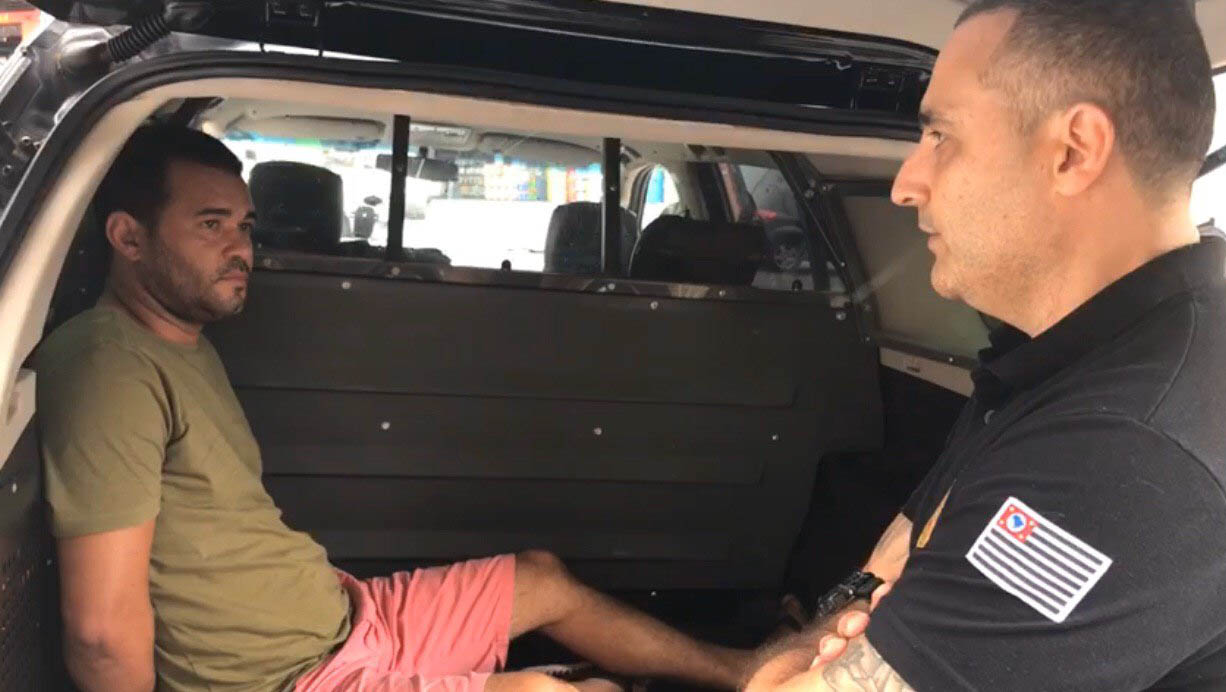   [VÍDEO] Após ser preso em Guarulhos/SP, na manhã desta quarta, Paulo Roberto da Silva, o Leo, disse friamente que recebeu uma foto da ex-namorada Renata Ranyelle com outro rapaz e ficou com ciúmes, então resolveu simular um assalto para matá-la.