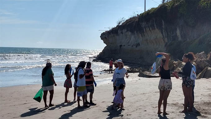   Equipes de limpeza trabalhar a limpeza da orla de Tibau, que também recebe reforço de segurança, saúde,  energia e água neste período de férias e verão