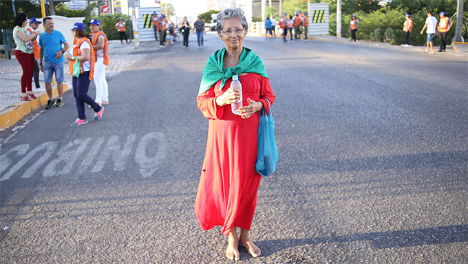   A aposentada mossoroense Maria das Dores, de 60 anos, recebeu o diagnostico que ficaria sem andar após um acidente há muitos anos. Não acreditou nos médicos e pediu a intercessão de Santa Luzia para voltar a andar. “Uma moto entrou na contramão e barrou em mim"