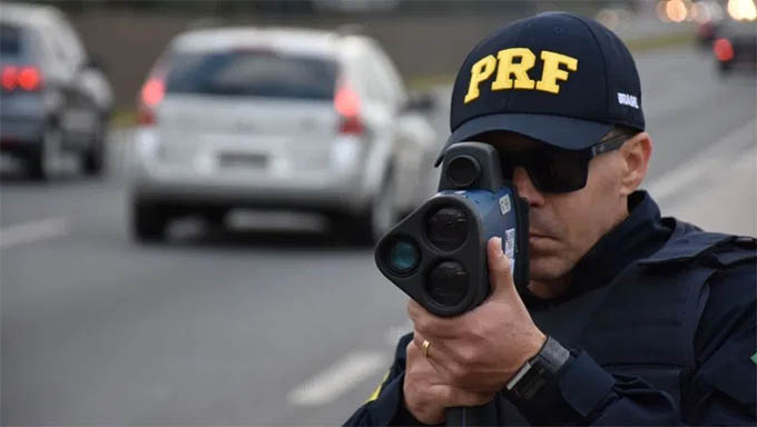   Por decisão do Juiz Federal Substituto da 1ª Vara – SJ/DF, Marcelo Gentil Monteiro, a PRF deve retomar o uso radares móveis e portáteis nas rodovias federais. A modalidade de fiscalização de velocidade com o uso dos equipamentos citados deve ser retomada ainda este mês e priorizar o caráter preventivo e educativo.