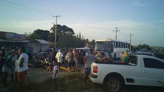   RN 013 fechada com troncos proporcionou a geração de uma enorme fila de veículos que estavam vindo de Tibau para Mossoró e também de quem fazia o trajeto no sentido contrário