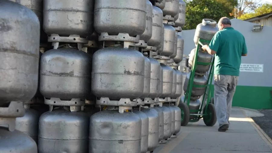   Nesta quinta-feira (26) a Petrobras anunciou um reajuste de 5% no valor de repasse do GLP às distribuidoras, que passou a valer a partir de hoje (27). Com o aumento, o preço do gás de cozinha pode chegar a R$ 72 no RN.