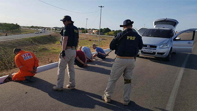   Fernando Matador, Douglas, Iranilson e Devid (foto dos rostos e das armas dentro da matéria), todos com passagens pela policia, estavam num Fiat Pálio roubado e armados com 3 revólveres municiados; Policia não descarta a possibilidade de estarem Mossoró para matar alguém
