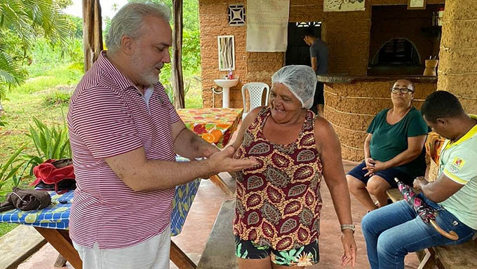   O senador Jean-Paul Prates, do PT, optou por visitar as localidades das cidades em todas as regiões do Rio Grande do Norte. Diz que quer conhecer melhor os potiguares, verificando suas necessidades e buscando soluções.
