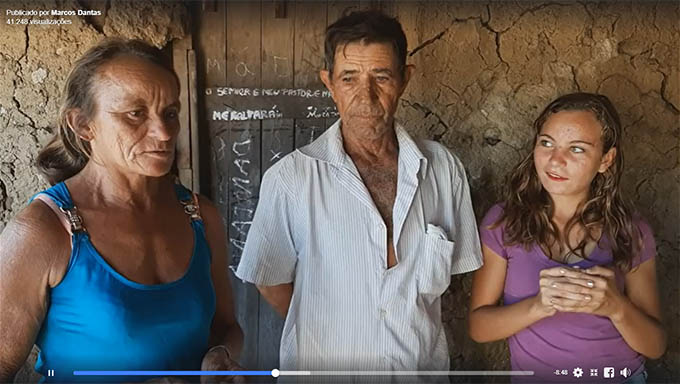   Angelica e os pais durante entrevista a Rádio Rural de Caicó, agradecendo pela ajuda que está recebendo de todo o Brasil, após gravar um vídeo pedindo por uma casinha de tijolos para  morar