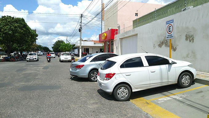   Ao criar um estacionamento como este da fotografia, o comerciante impede que o cidadão comum estacione no logradouro público