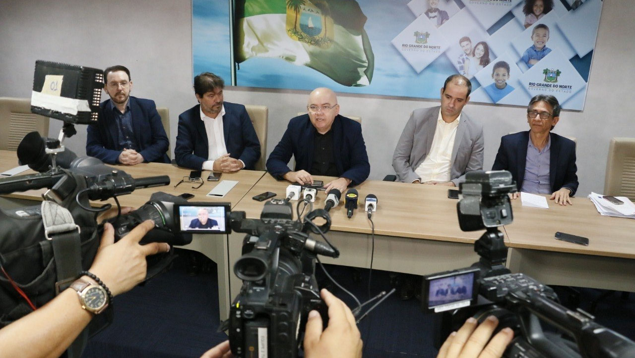   Na tarde desta sexta-feira (31) o Governo do Estado apresentou à imprensa a proposta de reforma da previdência estadual. As alíquotas de contribuição dos servidores que serão incluídas no projeto que será encaminhado à Assembleia Legislativa serão progressivas para os servidores ativos, aumentando progressivamente de acordo com cada faixa salarial.