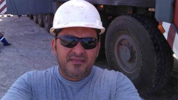   Gilvan Freire pilotava um guindaste movendo peças de torres eólicas de um local para outro quando a máquina virou e ele morreu prensado no município de Serra do Mel