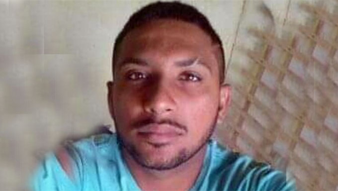   Ozias estava na casa da mãe, quando os atiradores chegaram; Ele correu, mas terminou morto no quintal da casa