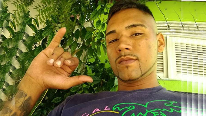   Ikaro Rodrigues teria tentado se refugiar na casa de um parente, mas os atiradores se aproximaram e o mataram com tiros de doze na cabeça