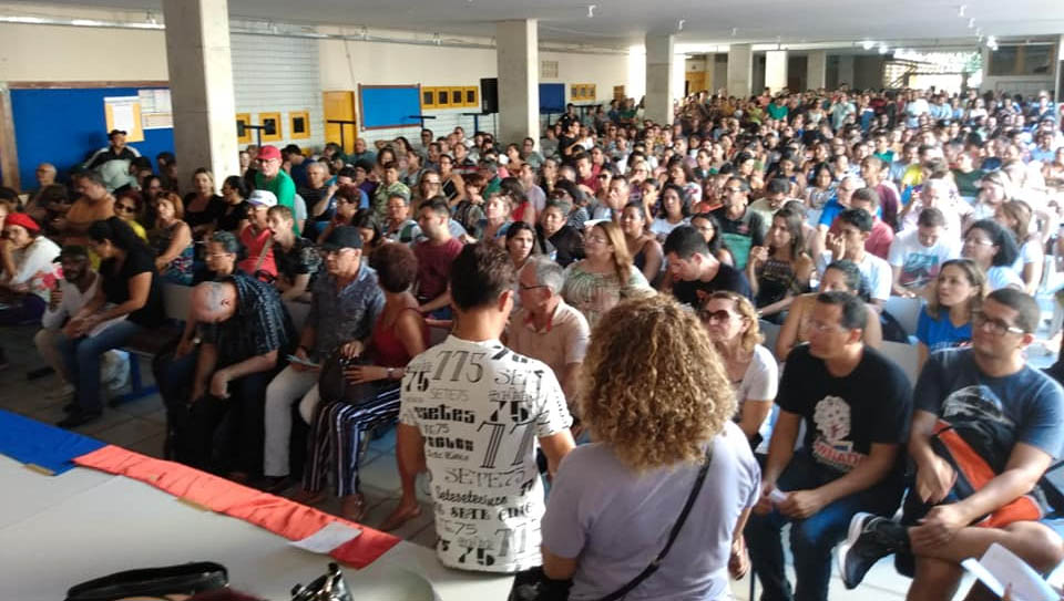   Após rejeitar a proposta do governo relacionada ao pagamento do piso salarial da categoria, a categoria decidiu pela greve durante assembleia realizada em Natal. Nesta quinta-feira (5) uma Assembleia está marcada para ser realizada com a categoria em Mossoró, às 15h, na Estação das Artes, para decidir se segue, ou não, a paralisação deflagrada na regional de Natal.