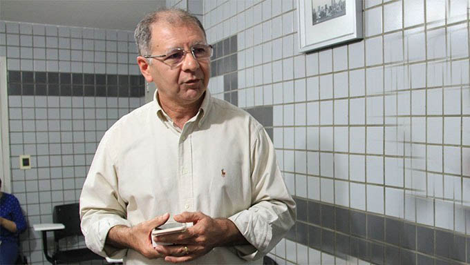 Imagem 1 -  "Estou muito bem, sem sintomas há 8 dias", diz Inavan Lopes. Primeiro paciente com diagnóstico positivo para Covid-19 em Mossoró, o obstetra já se curou da doença, de acordo com os protocolos da OMS. O infectologista Alexandre Motta, lembra que não existe tratamento específico para a doença e que o paciente com sintomas leves deve permanecer em isolamento domiciliar, assim como fez Dr. Inavan, somente devendo procurar uma unidade de saúde em caso de sintomas mais fortes da doença.