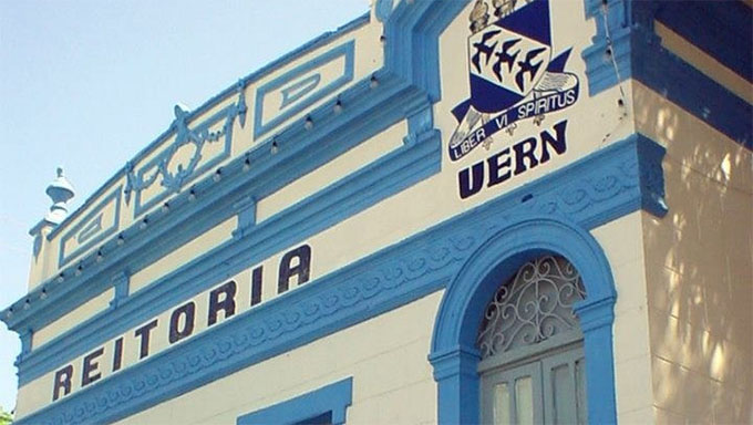   Decreto autoriza antecipação da colação de grau de 28 concluintes de medicina da UERN, que já cumpriram 93,39% do internato. Exigência é de 75%. Decreto será publicado em edição extra do DOE nesta segunda-feira, 06