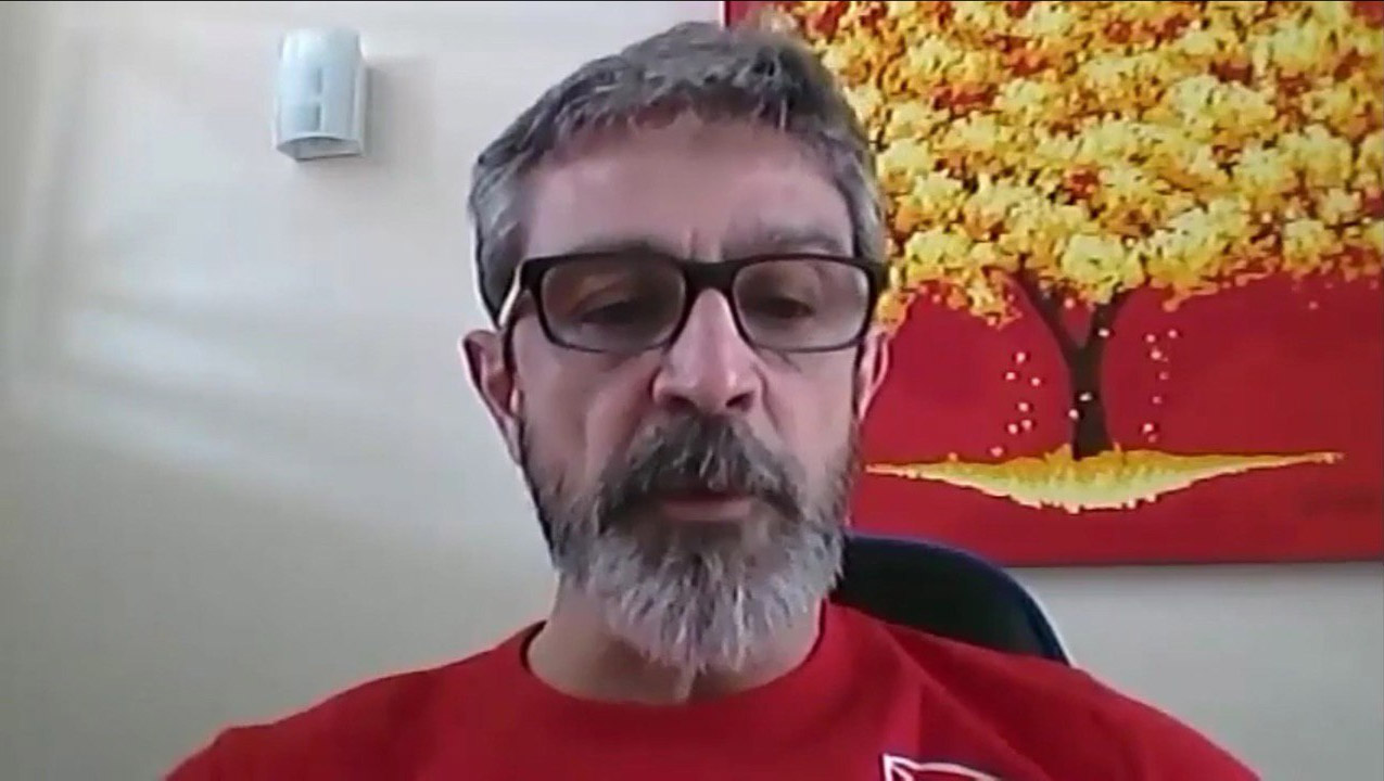   Em entrevista ao jornalista Cezar Alves, o Sanitarista Ricardo Burg Ceccin destaca a importância do isolamento social como única maneira de reduzir um número elevado de pessoas com coronavírus num pequeno intervalo de tempo. Fala, ainda, que está assustado com as proporções que a doença está ganhando no mundo.