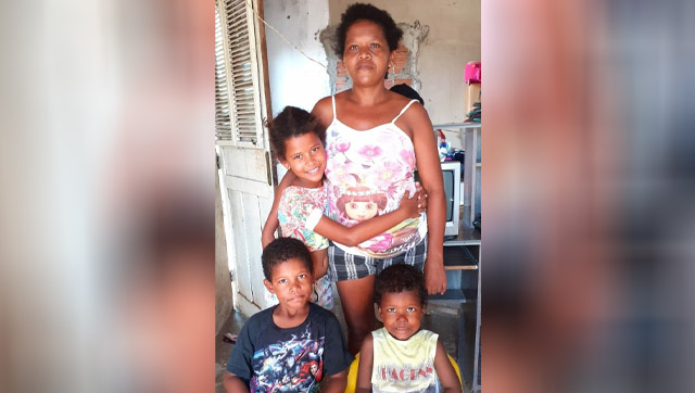   Maria José Nogueira de Almeida vive na comunidade de Pedra Branca e é mãe solteira de 3 filhos: Maria Mel, de 8 anos, José Messias, de 6 anos, e Pedro Neto, de 3 anos. Segundo ela, o pai das crianças não dá pensão os filhos.