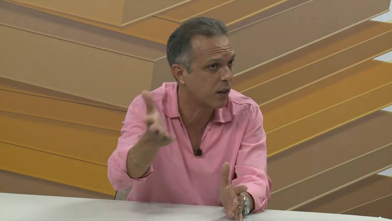   O professor José Arnóbio, eleito democraticamente para o cargo de reitor do IFRN, disse que vai levar a nomeação de Josué Moreira como reitor pro-tempore do instituto à justiça, uma vez que ele sequer participou da eleição. Não é admissível que um interventor, travestido de 'pró-tempore', assuma o comando da Instituição. É a primeira vez na história do IFRN que a eleição não é respeitada. Isso é perseguição política", afirma.