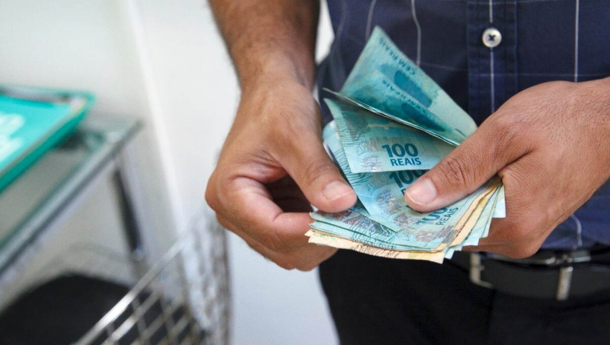   No RN, 496 mil beneficiários do INSS recebem 1ª parcela do 13º a partir de hoje. O depósito da primeira parte o abono anual começa nesta sexta-feira (24) e segue até 8 de maio. O valor a ser injetado na economia potiguar com o pagamento do benefício para aposentados e pensionistas é de R$ 310.3 milhões.