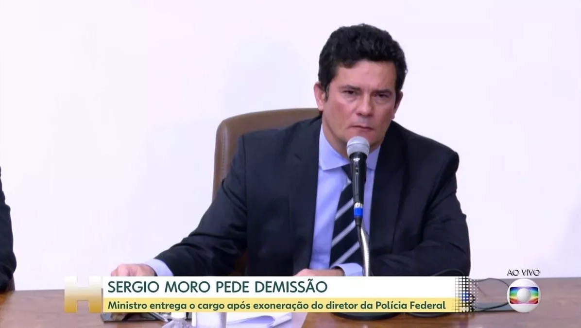   Durante a coletiva, realizada as 11h desta sexta-feira (24), o Ministro da Justiça e Segurança Pública, Sergio Moro, pediu demissão e disse que tem a obrigação de proteger a Polícia Federal. Segundo ele a exoneração de Maurício Leite Valeixo prova que Bolsonaro também o quer fora do cargo de ministro. Moro ainda lembrou que essa interferência política pode levar a relações impróprias entre o diretor-geral e os superintendes com o presidente da república e que é algo com o que ele não pode concordar.
