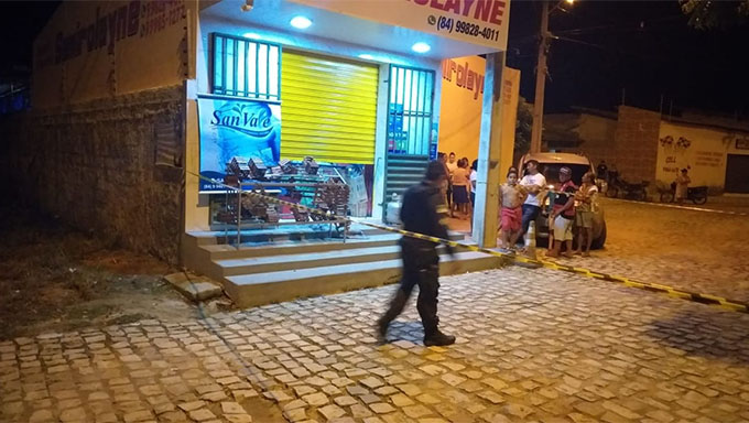   Alex teria sido executado a tiros dentro de seu comércio no Conjunto Cidade Oeste, em Mossoró-RN. A Policia já está no local