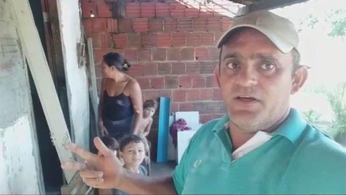   Após a cobrança de José Cilineudo a prefeira Rosalba, o Palácio cobrou explicações do Secretário de Agricultura e este, em áudio (confira na matéria), diz que quem está reclamando "tem a mulher trabalhando no escritório da deputada Isolda e que não precisa dizer mais nada".  Ao Mossoro Hoje, Cilneudo disse que a esposa dele não trabalha no escritório de Isolda e que mesmo que trabalhasse não justifica deixar mais de 50 famílias sem água por picuinha política. "Quer dizer que se não votar nele ou em quem eles indica, fica sem água?" pergunta José Cilineudo.
