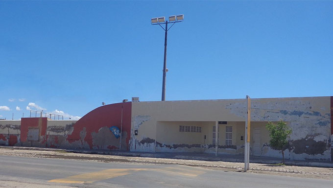   Estádio Municipal de Areia Branca, que está interditado para jogos, devido a pandemia dos corovírus, vai receber uma pintura externa contratada pela prefeita Iraneide Rebouças, sem licitação, por R$ 200 mil reais.