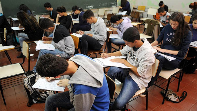   O senador Jean Paul Prates disse que “ao insistir em manter o calendário do exame , como se nada de grave estivesse ocorrendo no país e no mundo, o ministro da educação criou sua versão particular de negacionismo da crise do coronavírus”