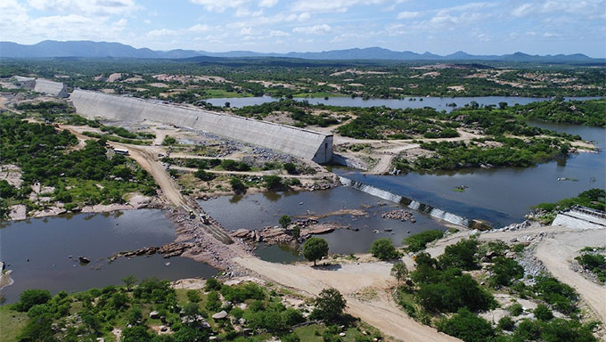   Orçado em R$ 550 milhões, a Barragem de Oiticica se encontra com 74% de sua execução concluída. A Barragem é a maior obra de infraestrutura hídrica em andamento no RN e será o terceiro maior reservatório do estado.
