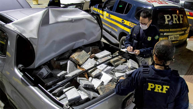   Material ilícito estava sendo transportada num veículo Fiat Toro, dirigido por um homem de 39 anos, que contou a PRF que havia pego a droga na cidade de Vitória da Conquista e seu destino era terras potiguares