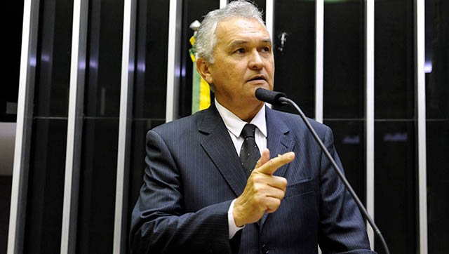   PGR acusa Girão de usar verba pública em apoio a atos antidemocráticos. Além do deputado pelo Rio Grande do Norte, também são acusados Bia Kicis (DF), Guiga Peixoto (SP), Aline Sleutjes (PR). Os quatro parlamentares teriam divulgado virtualmente os atos usando a verba da cota parlamentar. Os deputados negaram envolvimento com as manifestações.